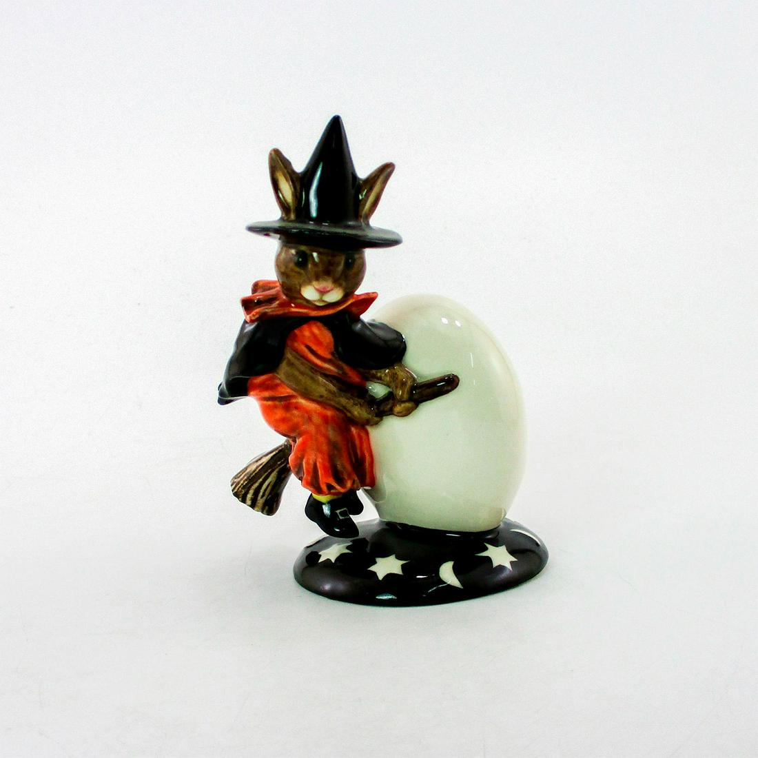 Trick or Treat Bunnykins DB162 - Royal Doulton: Red dress, black hat, cloak and shoes, white moons and stars. Royal Doulton backstamp. Certificate included. Produced exclusively for UKI Ceramics Ltd. Limited edition number 1337 of 1500 pieces. Arti