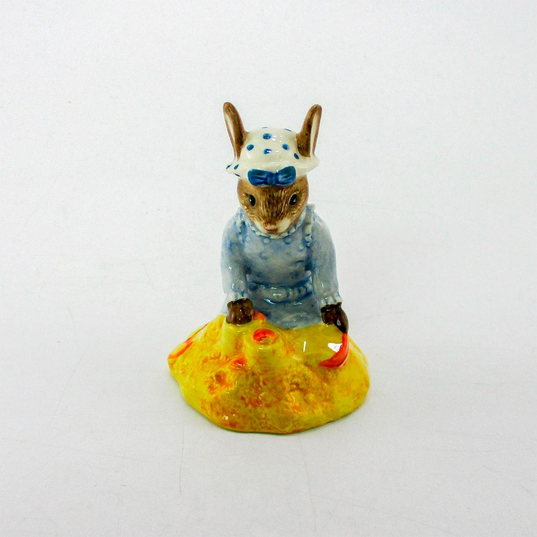 Seaside DB177 - Royal Doulton Bunnykins: Blue bathing costume, white and blue bathing cap, yellow sandy base. Royal Doulton backstamp. Certificate included. Bunnykins figure of the year 1998. Artist: M. Alcock Issued: 1998 - 1998 Dimensions: