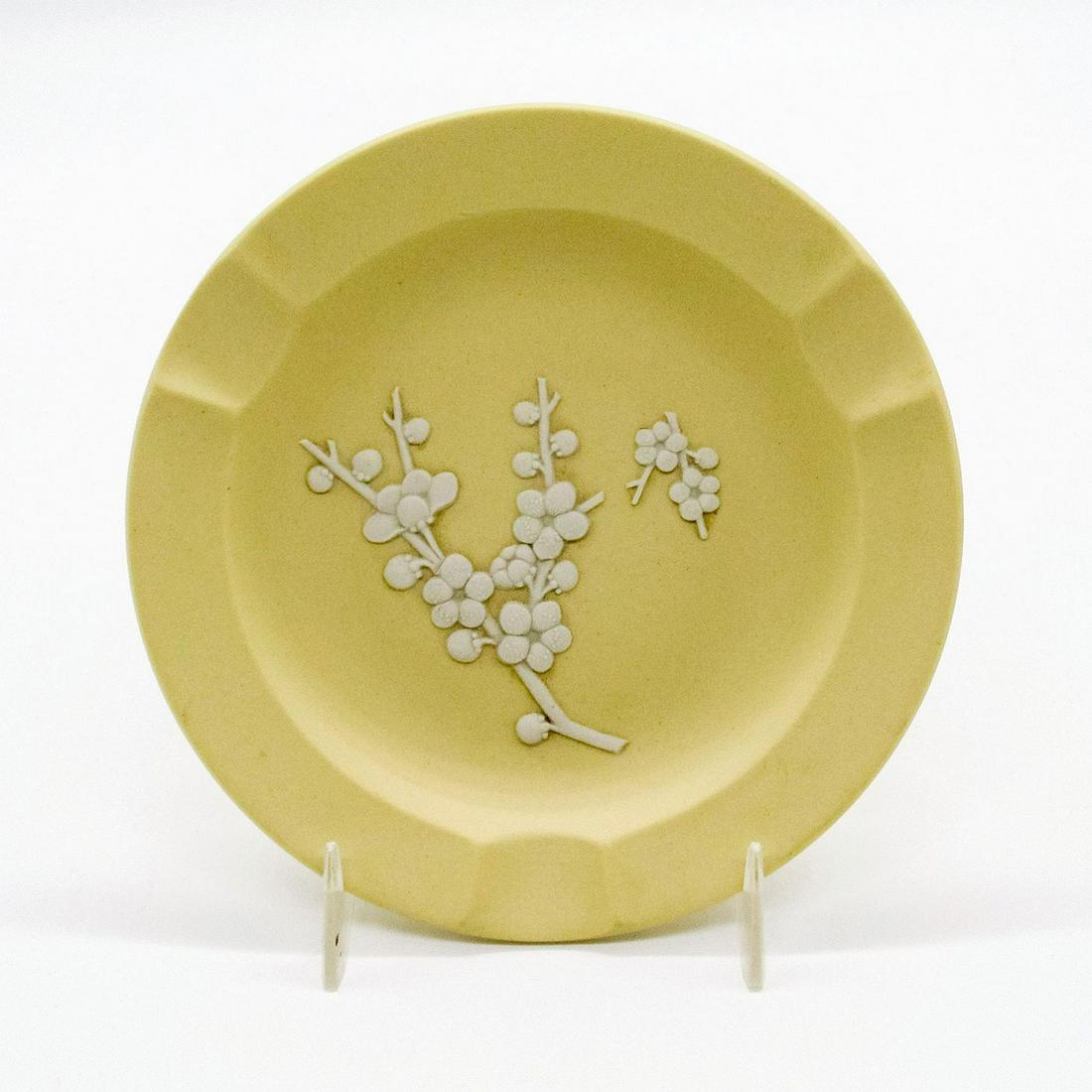 Wedgwood Jasperware Primrose Yellow Ashtray: White relief decorations of branches and flowers. Wedgwood backstamp. Good condition. Weight: 3.7 oz #wedgwood #jasperware #yellow #ashtray Issued: 20th c. Dimensions: 4.5" dia. Manufacturer: Wedgwood