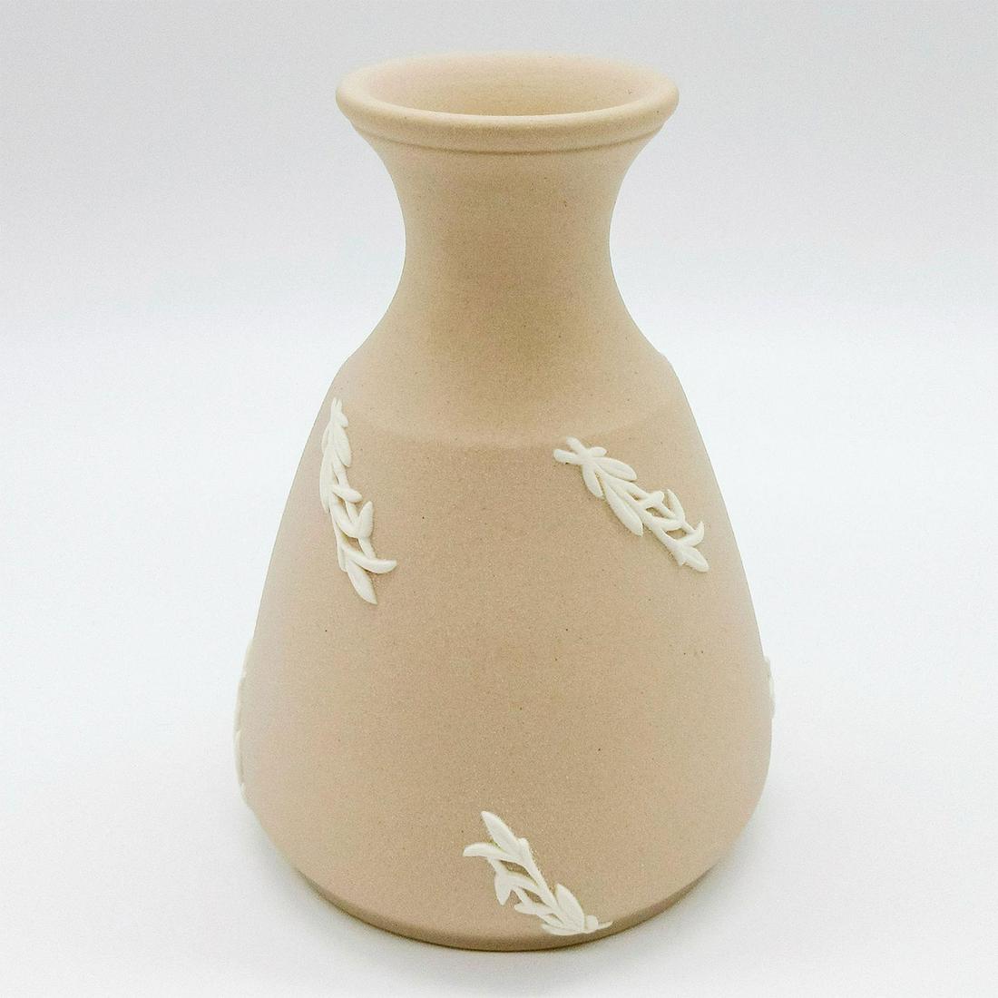 Wedgwood Light Taupe Jasperware Cameo Bud Vase: Small bud vase in light taupe/beige ground with leaf patterning in white relief. Impressed Wedgwood backstamp. Weight: 9.8 oz #wedgwood #jasperware Issued: 2007 - 2009 Dimensions: 4.5"H x 3.25" dia. M