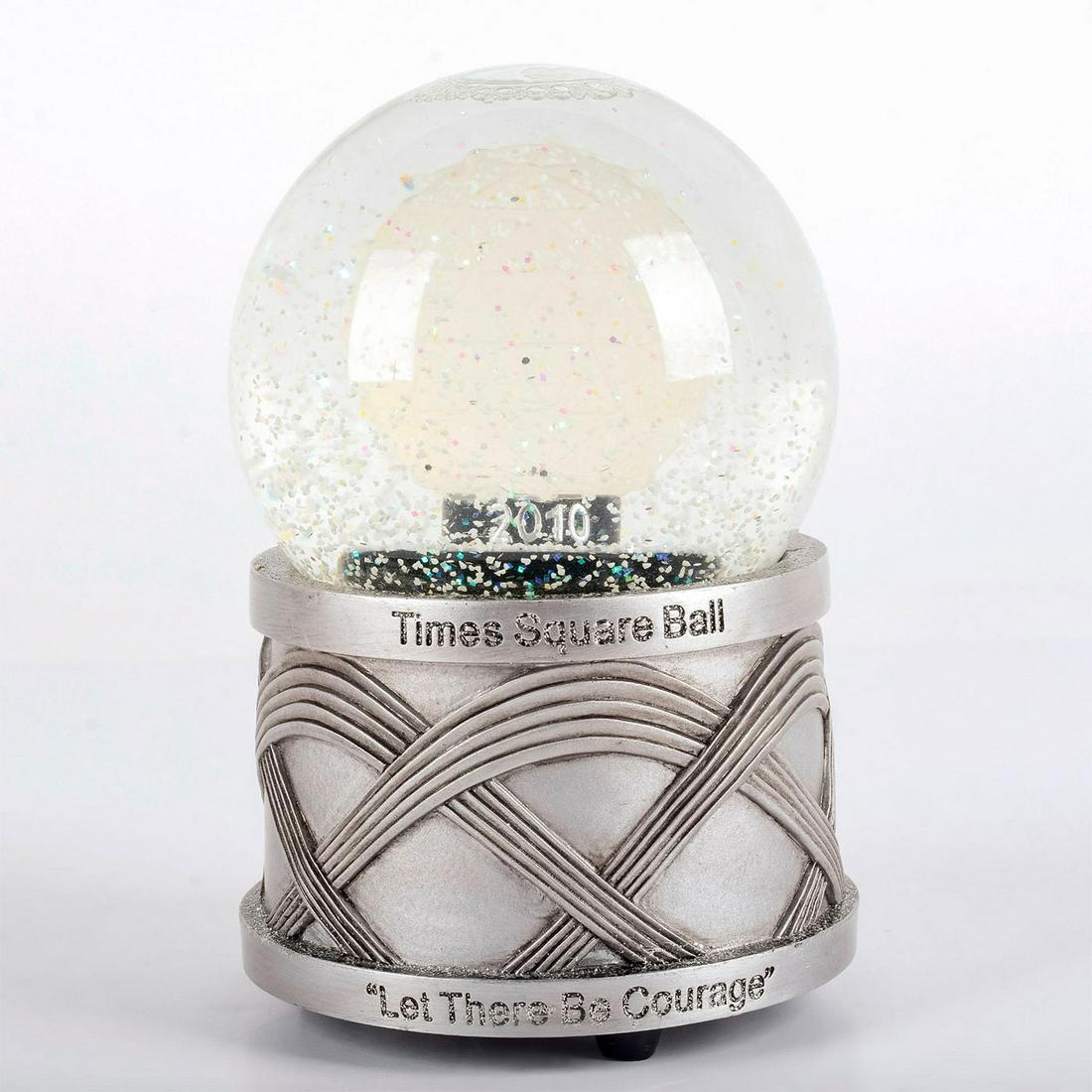 Waterford Music Snow Globe, Times Square Ball 2010: Let There Be Courage Snow globe. Plays "Auld Lang Syne". Waterford stamped on the back. Weight - 2lbs 2.6oz. Does not come with original box. #snowglobe #timessquare Weight: 2.25 lbs Issued: 2010 Dime