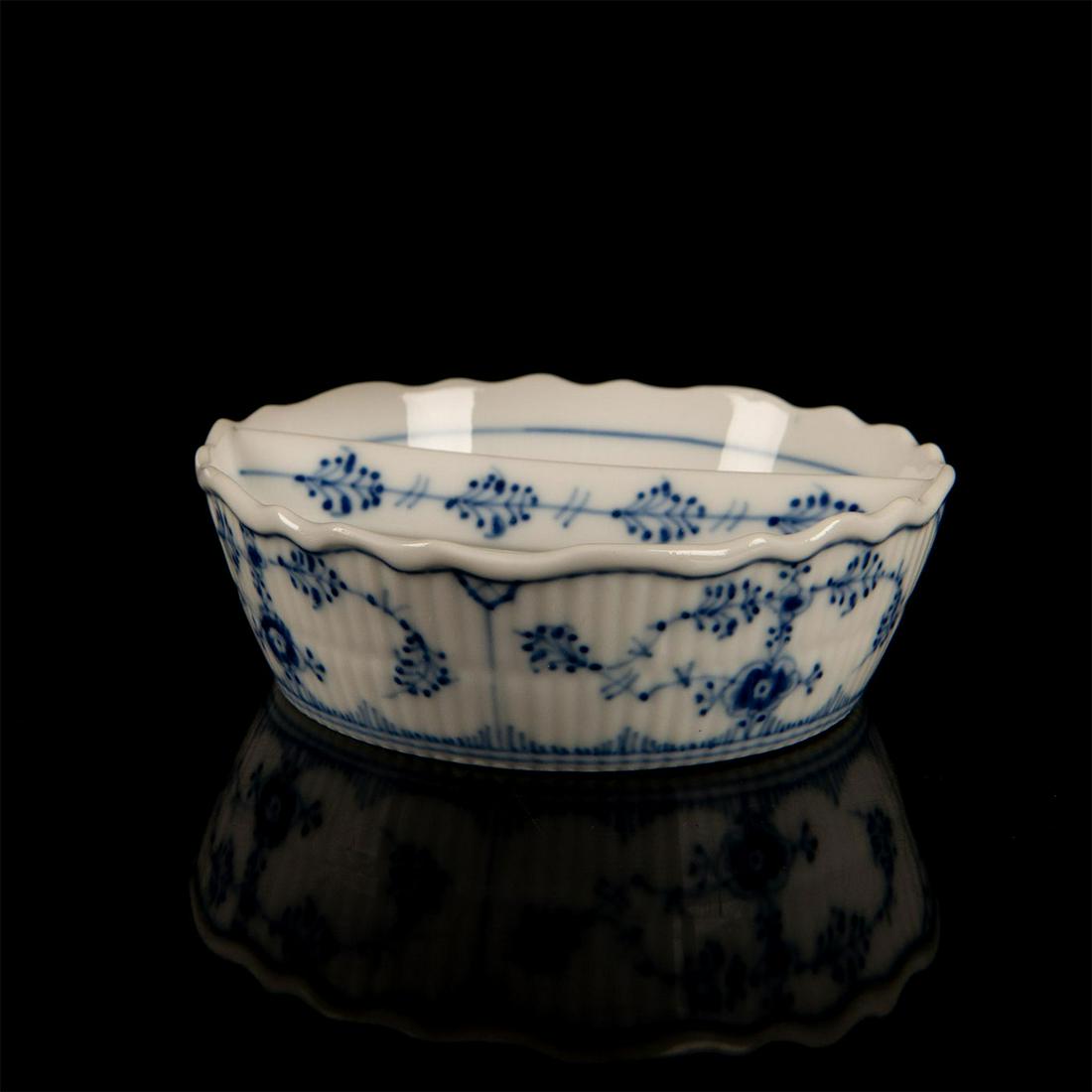 Royal Copenhagen Blue Fluted Half Lace, Cigar Ashtray: Beautiful porcelain ashtray in white and blue coloration. Number 1/1. Royal Copenhagen backstamp. Good condition. #RoyalCopenhagen Artist: Arnold Krog Issued: 20th c. Dimensions: 1.25"H x 4.25" dia. M