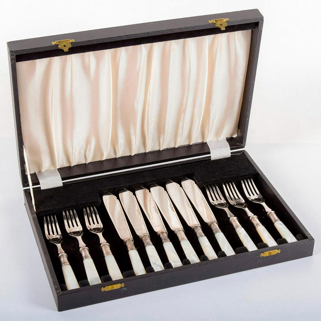 12Pc Sheffield Silverplate Fish Knives and Forks Set (1 of 4)