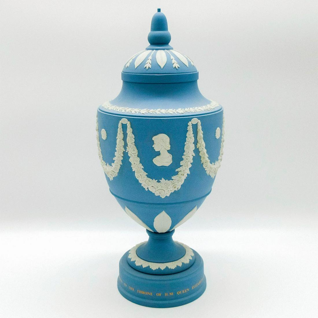 Wedgwood Blue Jasperware Lidded Vase, Elizabeth II (1 of 7)