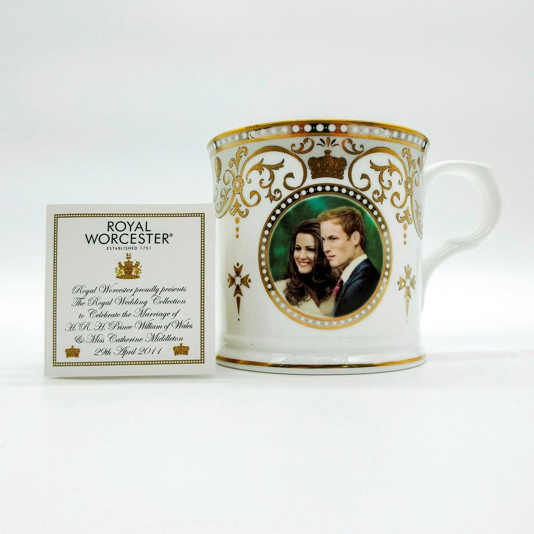 Royal Worcester 2011 The Royal Wedding Collection Tankard: To celebrate the marriage of Prince William of Wales and Miss. Middleton. Gold gilded accents. Royal Worcester backstamp. #royalweddking Artist: William Edwards Issued: 2011 Dimensions: 3"H x 3" dia. 