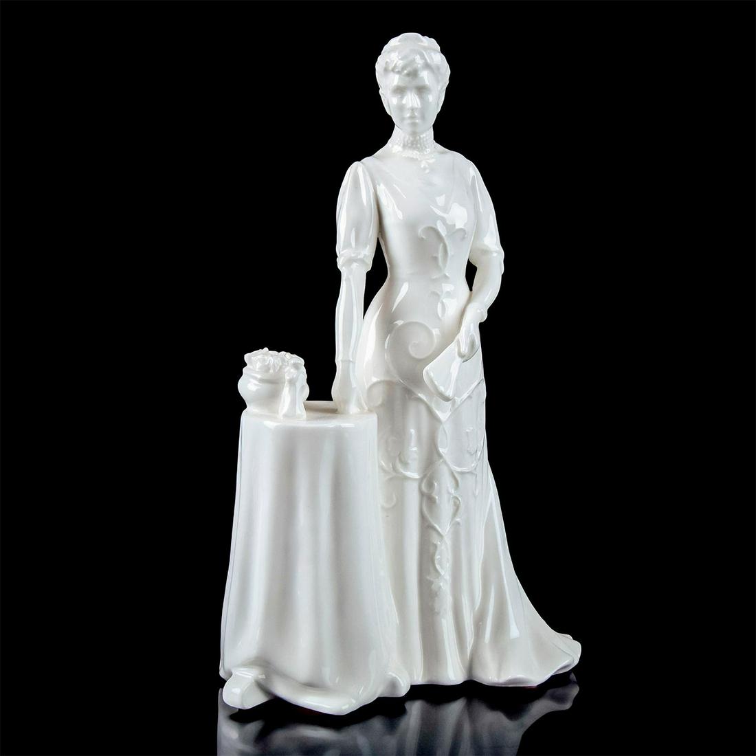 Queen Mary HN4900 Color Variation -Royal Doulton Figurine (1 of 4)