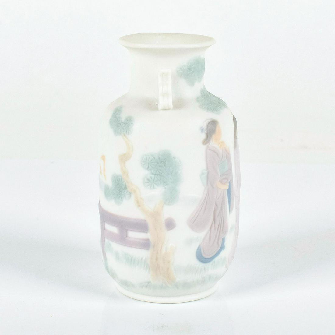 Vase 1015257 - Lladro Porcelain - Decorated: Matte finish, Lladro backstamp. Artist: Jose Roig Issued: 1984-1989 Dimensions: 4"H Manufacturer: Lladro Country of Origin: Spain