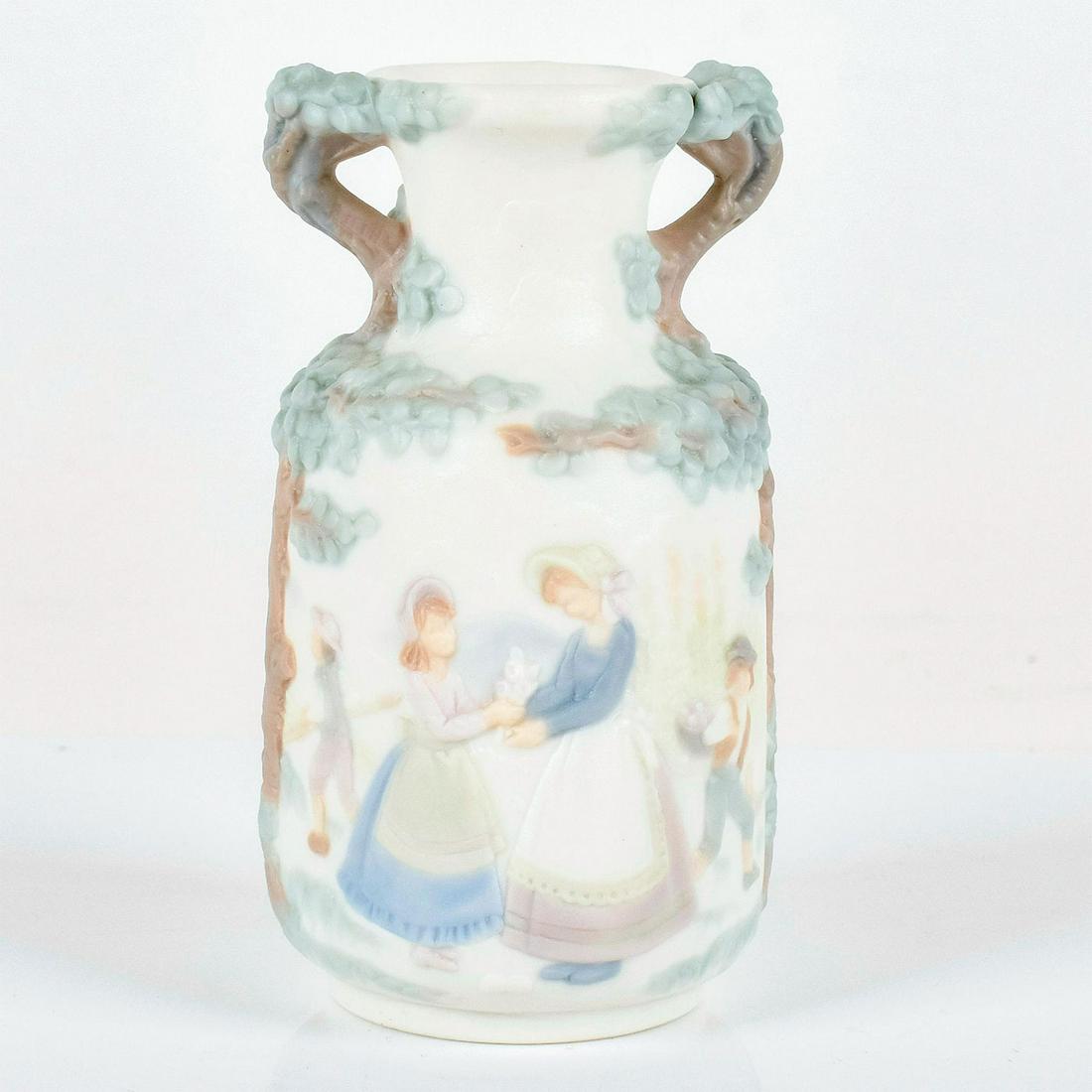 Urn 1015262 - Lladro Porcelain - Decorated: Matte finish, Lladro backstamp. Artist: Jose Roig Issued: 1984-1990 Dimensions: 4.25"H Manufacturer: Lladro Country of Origin: Spain