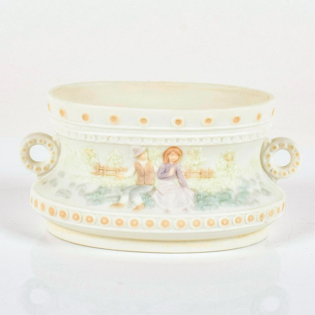 Centerpiece 1015268 - Lladro Porcelain - Decorated: Matte finish, Lladro backstamp. Artist: Jose Roig Issued: 1984-1990 Dimensions: 2"H Manufacturer: Lladro Country of Origin: Spain