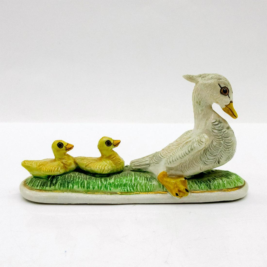 Basil Matthews Ceramic Figurine, Duck and Ducklings (1 of 3)
