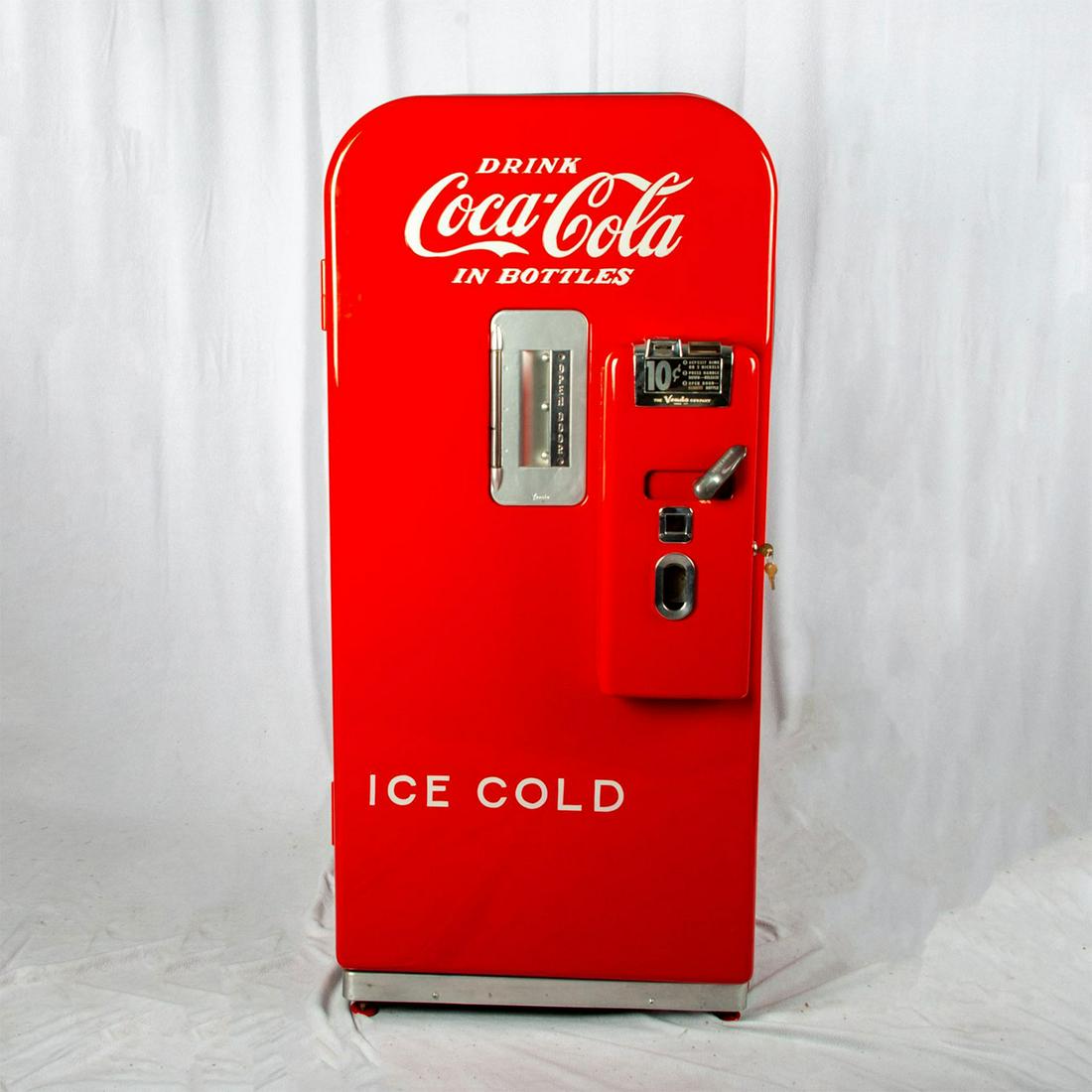 Vendo XF 39b Coca-Cola Vending Machine Modified: Beautiful vintage Coca-Cola vending machine retrofitted into gun cabinet. With keys. Interior has been modified to hold firearms. #vendingmaching #coca-cola Issued: 1950s Dimensions: 27"L x 21"W x 58"