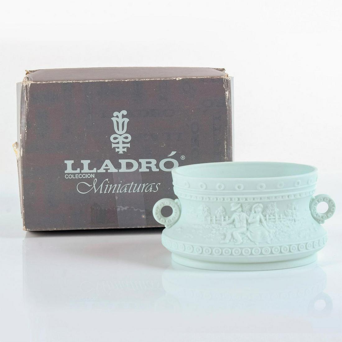 Centerpiece 1015268 - Decorated: Matte porcelain includes original box. Lladro backstamp. Artist: Jose Roig Issued: 1984-1988 Dimensions: 2"H Manufacturer: Lladro Country of Origin: Spain
