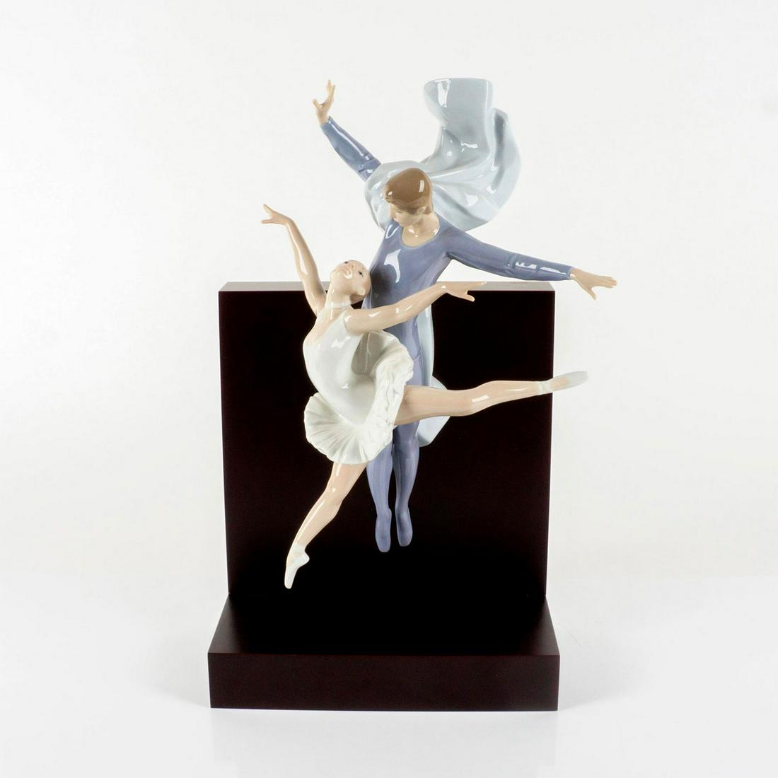 Lladro Porcelain Figurine, Graceful Moment 1006033 Ltd (1 of 7)