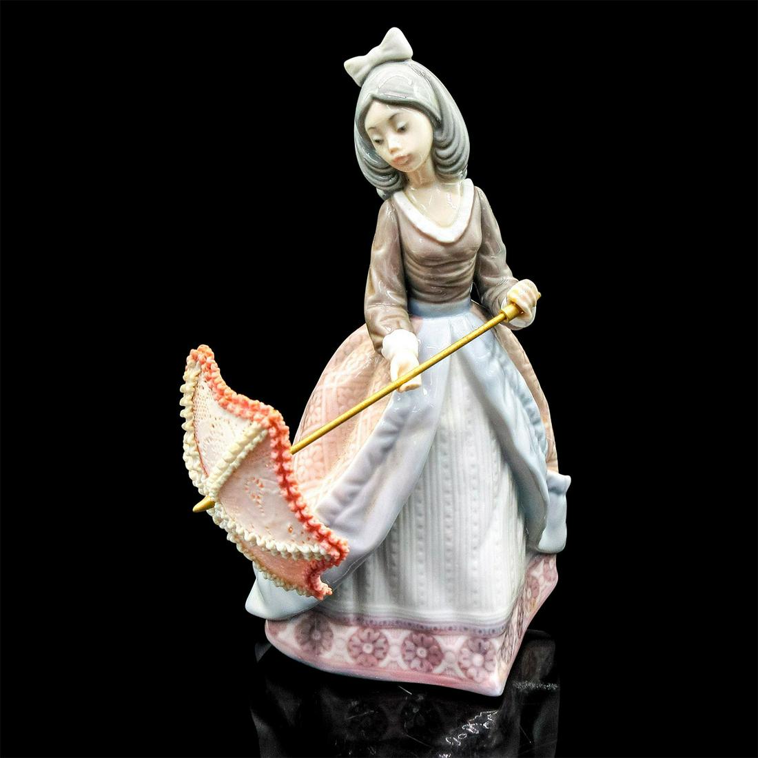 Jolie 1005210 - Lladro Porcelain Figurine: Glossy finish; Lladro backstamp. Artist: Jose Puche Issued: 1984-2002 Dimensions: 8.75"H x 4.25"W Manufacturer: Lladro Country of Origin: Spain This item has no reserve.