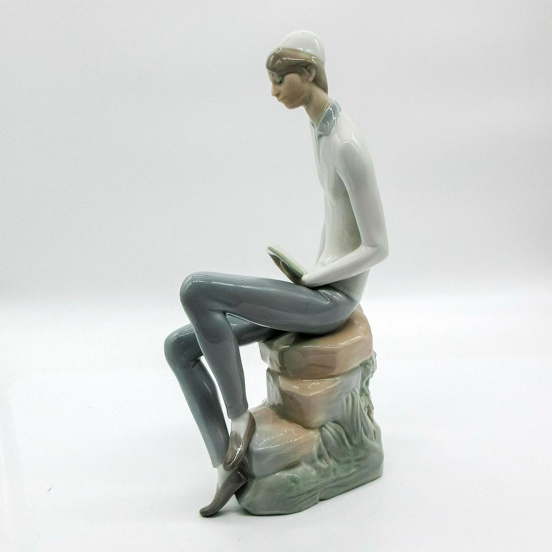 Hebrew Student Reading 4684 - Lladro Figurine: Features tall thin young man with yamulke on his head seated and reading a book. Lladro backstamp. #jewish #hebrew #lladro #student #reading #book Issued: 20th c. ? 21st c. Dimensions: 5" W x 11" H Ma