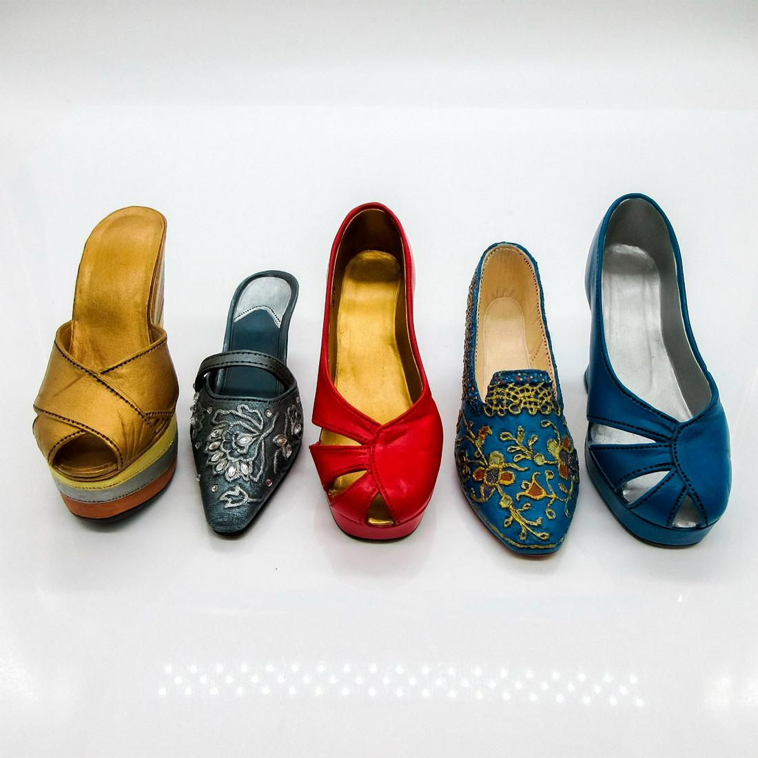 5pc Raine Willitts Designs Just the Right Shoe Figurines: Includes: "Shimmering Night" (nr 25038, 1.375"H), "The Empress" (nr 25012 , 2"H), "Magnetic Allure" (nr 25023, 2.375"H), "New Heights" (nr 25019, 2.625"H), and "Ravishing Red" (nr 25001, 2.5"H). Raine