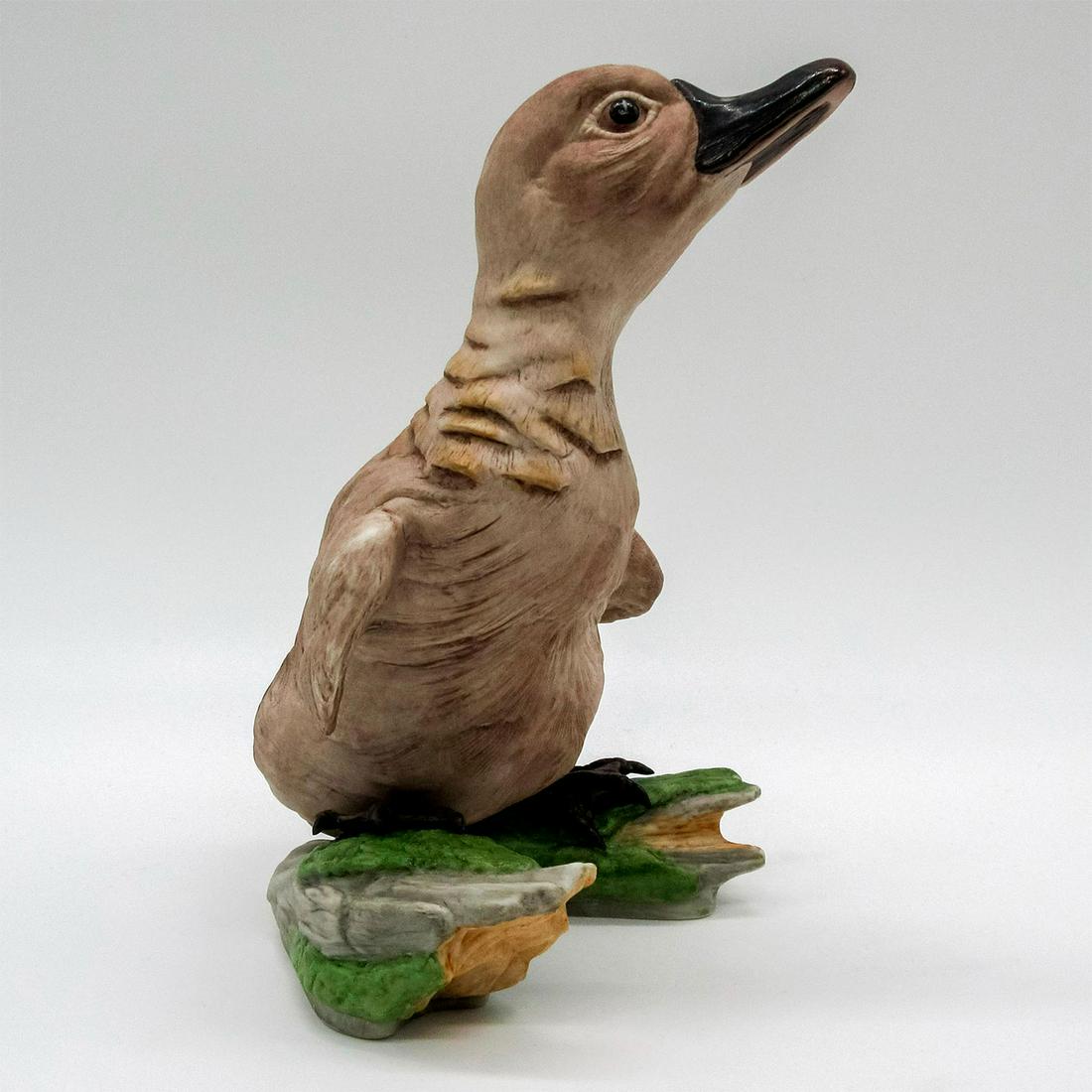 Vintage Boehm Porcelain Figurine, Cygnet: Painted figure of a young swan perched on a mossy log. 400-27 D. Boehm backstamp. This item has no reserve. Dimensions: 4.25"L x 4.5"W x 6.5"H Manufacturer: Boehm Country of Origin: United States