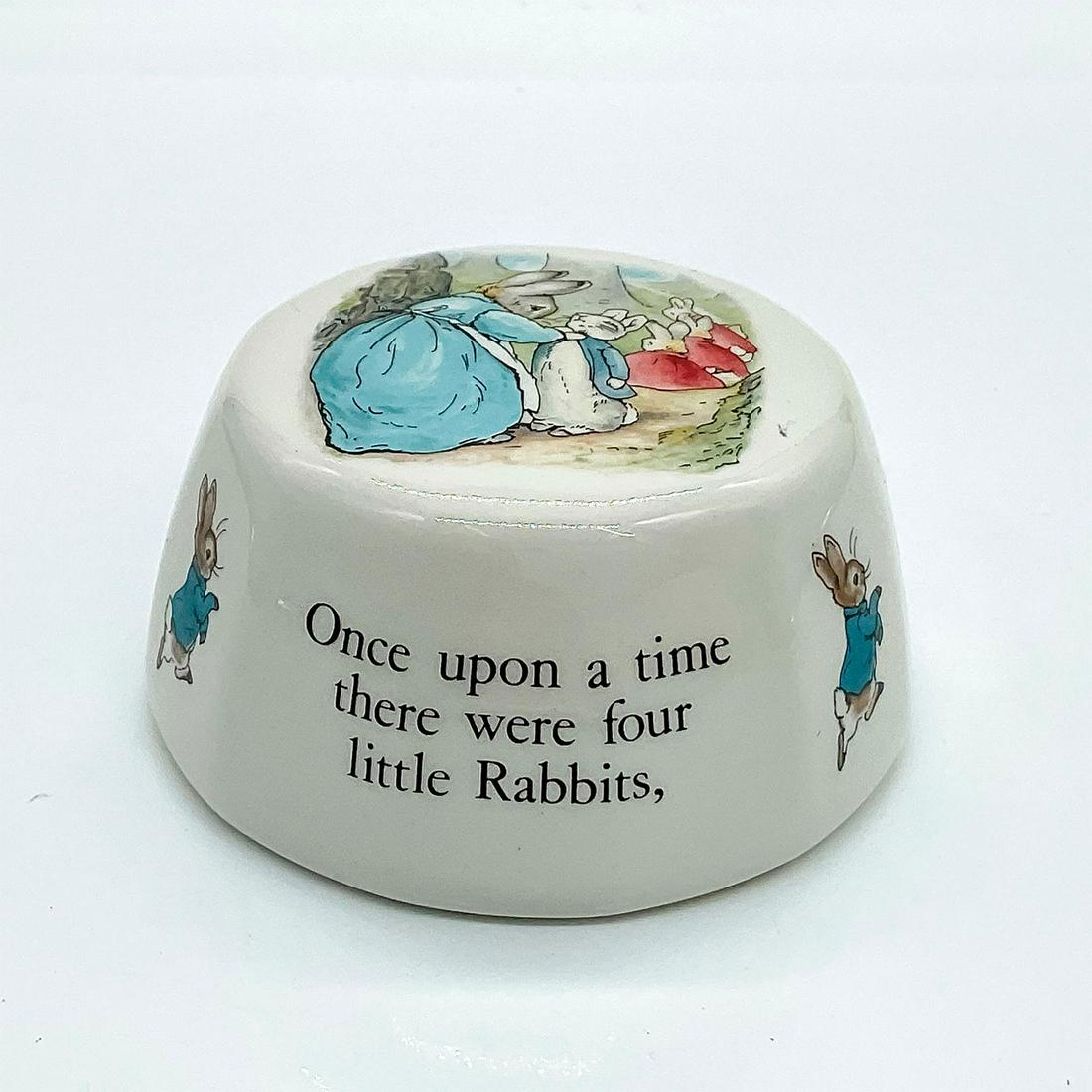 Wedgwood Beatrix Potter Paperweight, Peter Rabbit: Glossy finish porcelain paperweight with illustrations and rhymes featuring Flopsy, Mopsy, and Cotton-Tail with Peter. This item has its original box. This item has no reserve. Wedgwood and Beatrix Po
