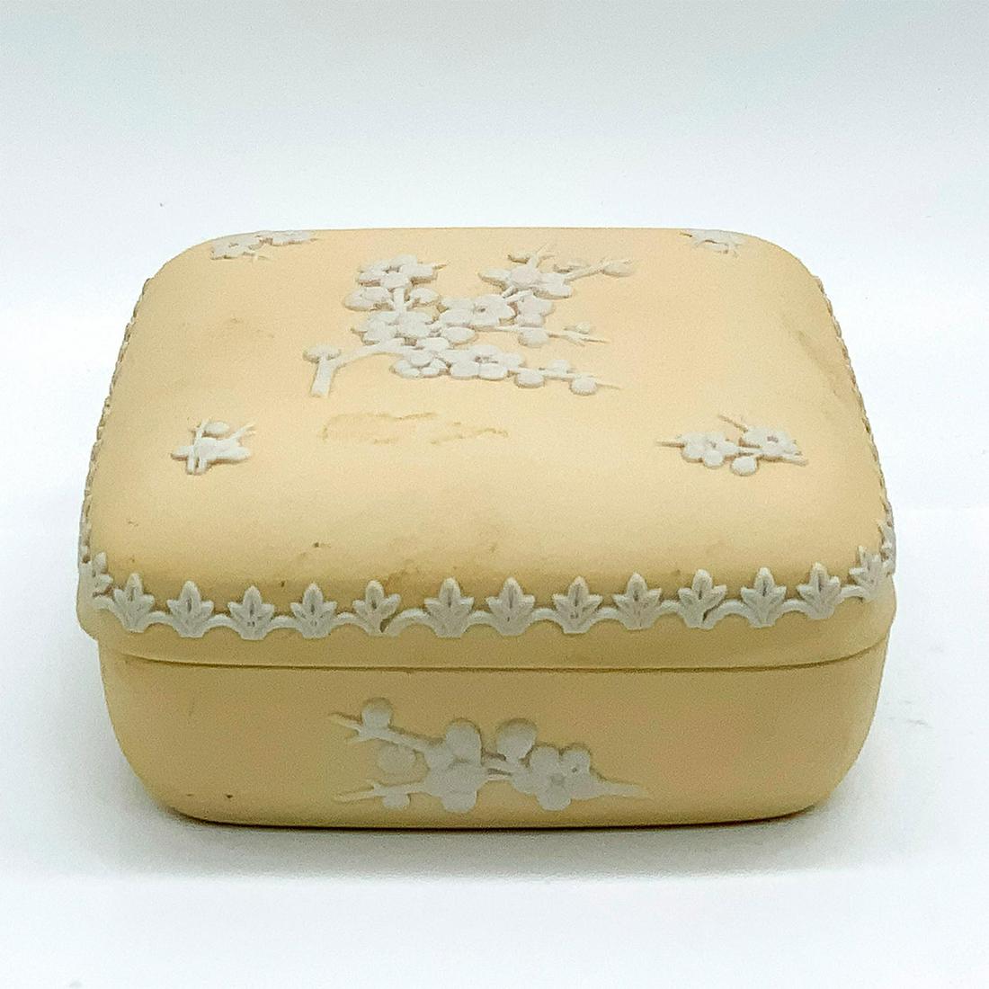 Wedgwood Jasperware Box Yellow and White Primrose (1 of 3)