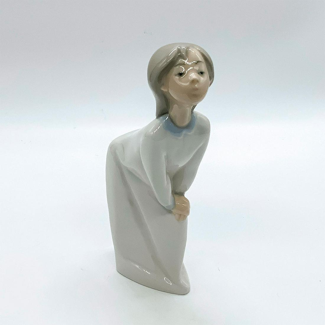Girl Kissing - Lladro Porcelain Figurine: Glossy finish. Depicts a little girl throwing a kiss. Lladro backstamp. Model number 1004873. Artist: Fulgencio Garcia Issued: 1974-1997 Dimensions: 4"L x 1.5"W x 7"H Manufacturer: Lladro Country of O