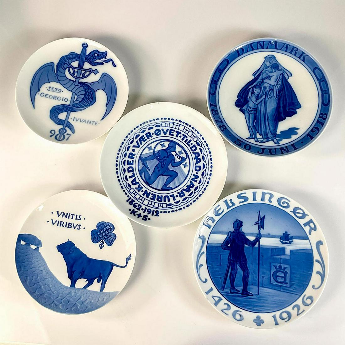 5pc Royal Copenhagen Porcelain Memorial Plates: Blue and white; includes 'Scto Geogio Iuvante', a Viking, 'Danmark', 'Helsingor', and 'Unitis Viribus'. Royal Copenhagen backstamps. 1897 Scto Geogio Iuvante: Arnold Krog, No. 27 and 67; 7.25in Dia x