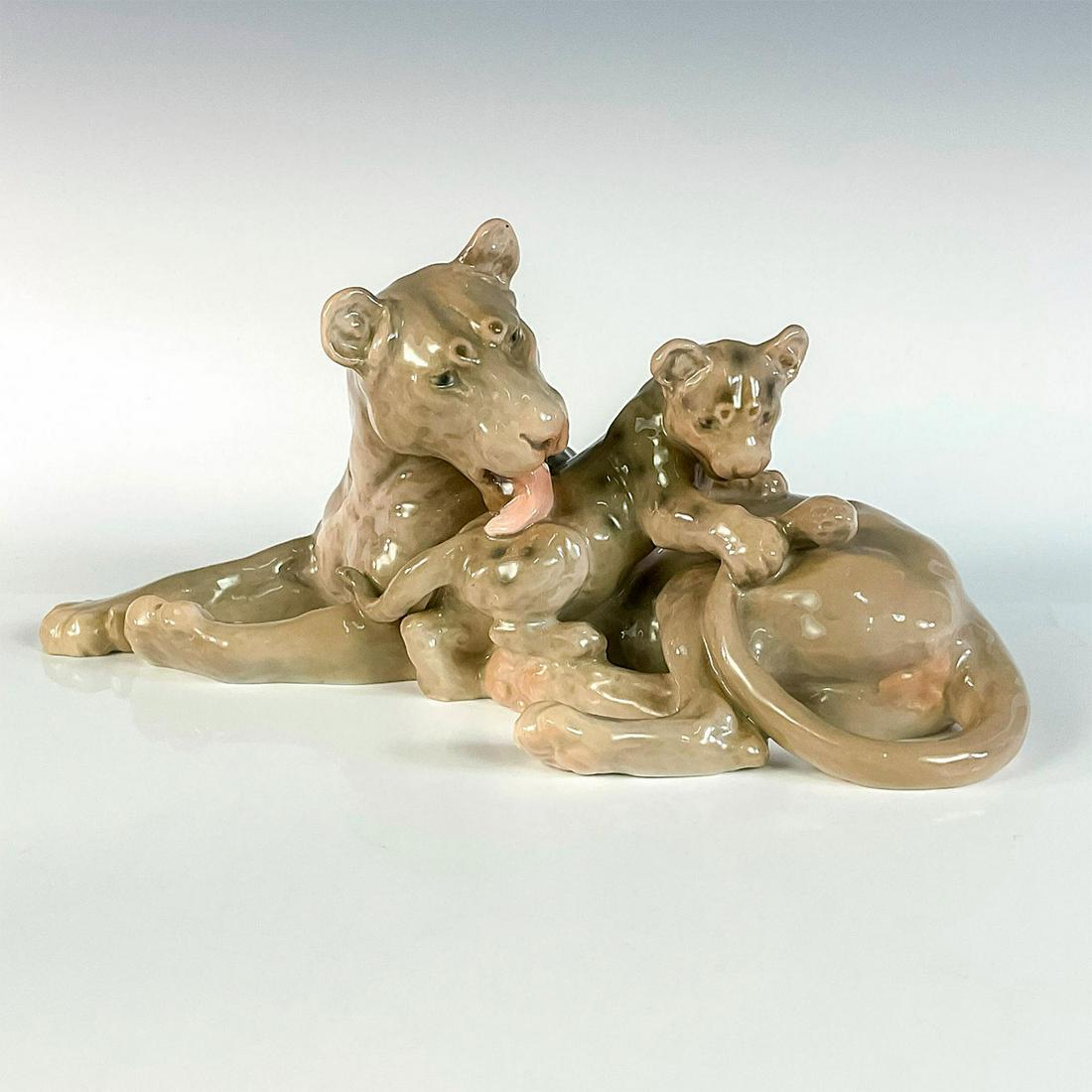 Vintage Bing & Grondahl Figurine, Lioness with Cub 2268 (1 of 3)