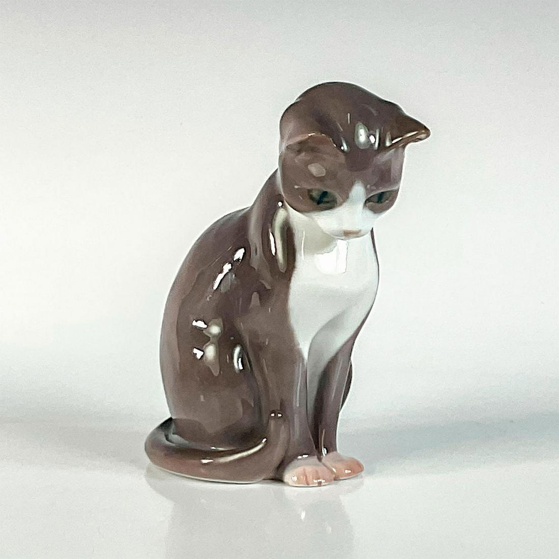 Vintage Bing & Grondahl Figurine, Cat 2454 (1 of 3)
