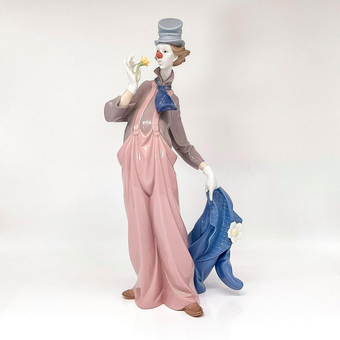 A Mile Of Style 1006507 Ltd. - Lladro Porcelain Figurine: Glossy finish; Lladro backstamp. Artist: Jose Luis Santes Issued: 1998 Dimensions: 13.5"H x 6.75"W Manufacturer: Lladro Country of Origin: Spain