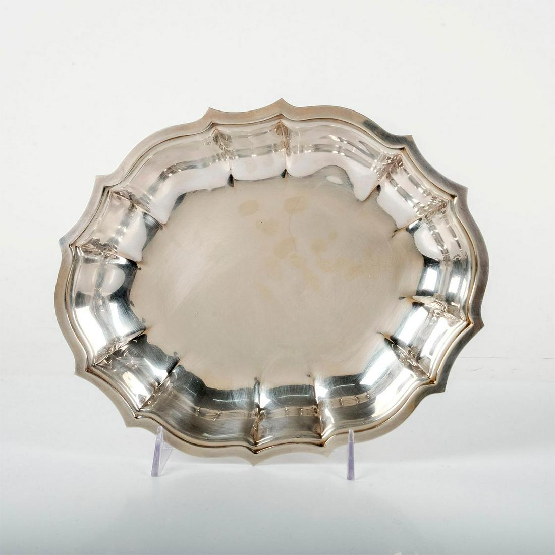 International Silver Vegetable Bowl, Chippendale: Silver plated bowl decorated with scalloped edges. Chippendale International Silver Company marked to bottom. Dimensions: 11"L x 9"W x 1.5"H Manufacturer: International Silver Country of Origin: Unite