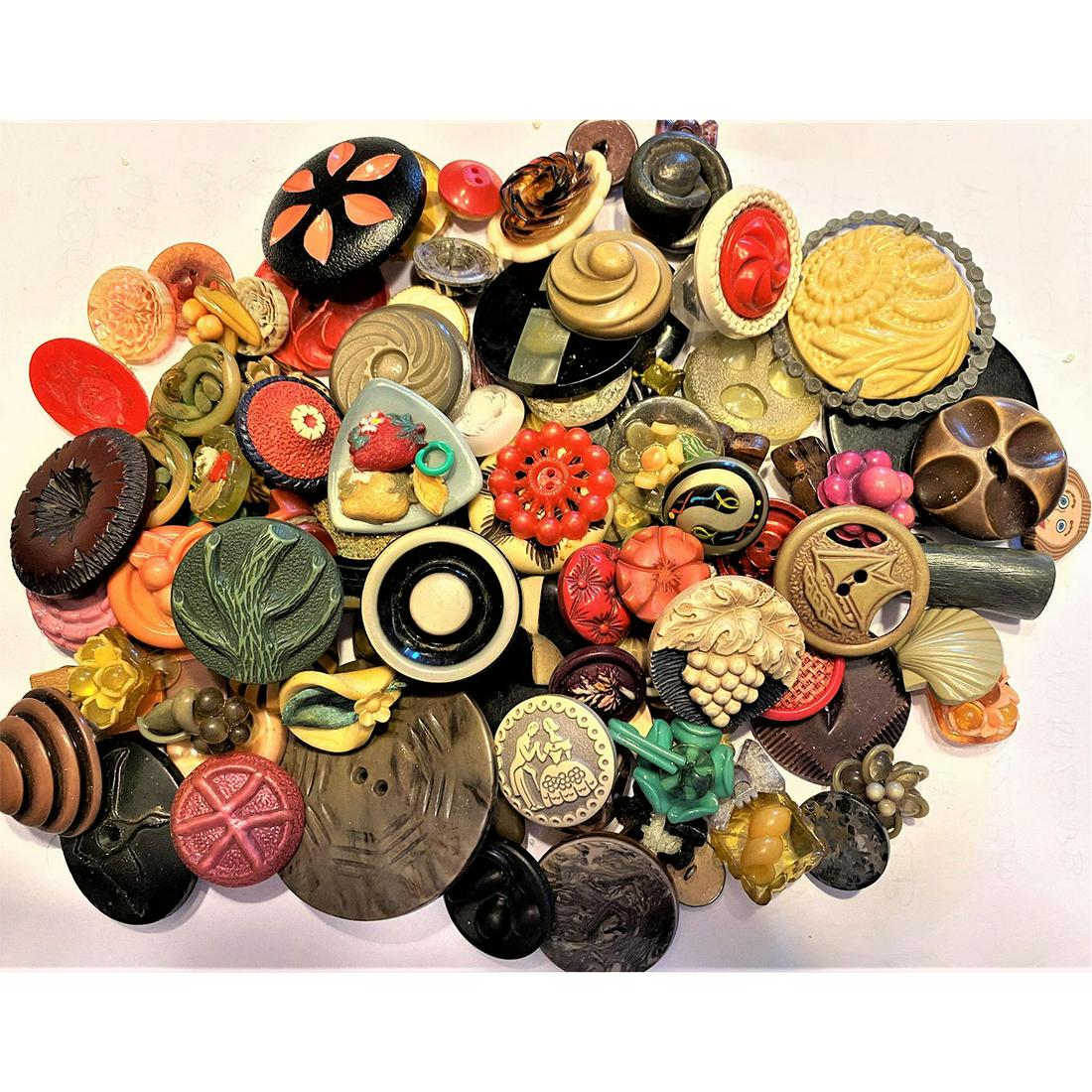 A BAG LOT OF ASSORTED WONDERFUL CELLULOID BUTTONS (1 of 5)