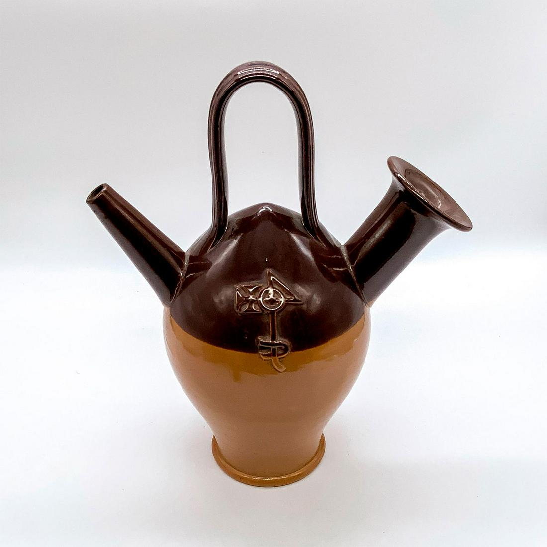 Antique Doulton Watson and Co The Old Sarum Kettle: Stoneware in brown and tan coloration. With applied merchant ï¿½s mark made for Watsonï¿½s of Salisbury. Doulton Watson and Co backstamp. Marked 1147. Dimensions: 8.75"L x 5"W x 10.5"H Manufactu