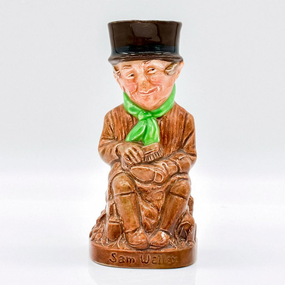 Sam Weller D6265 - Large - Royal Doulton Toby Jug: Brown coloration with green scarf. Plain handle. Series: Dickens Tobies. Royal Doulton backstamp. #royaldoulton #tobyjug #samweller Artist: Harry Fenton Issued: 1948 - 1960 Dimensions: 4.5"H Manufactu