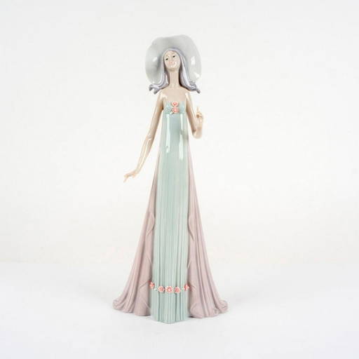 The Debutante 1431 Lladro Porcelain Figurine