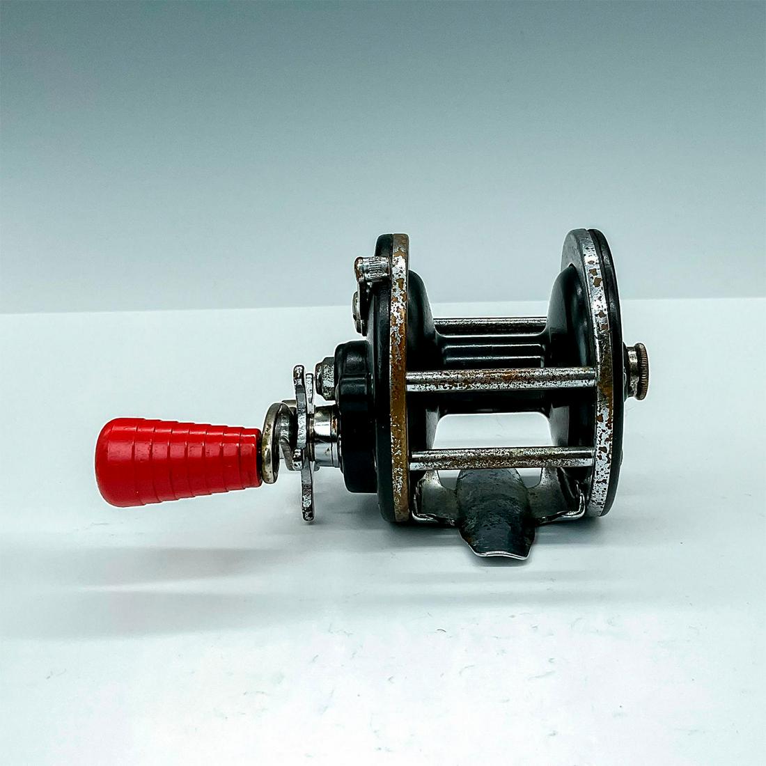 Vintage Penn 180 Baymaster Casting Reel (1 of 4)