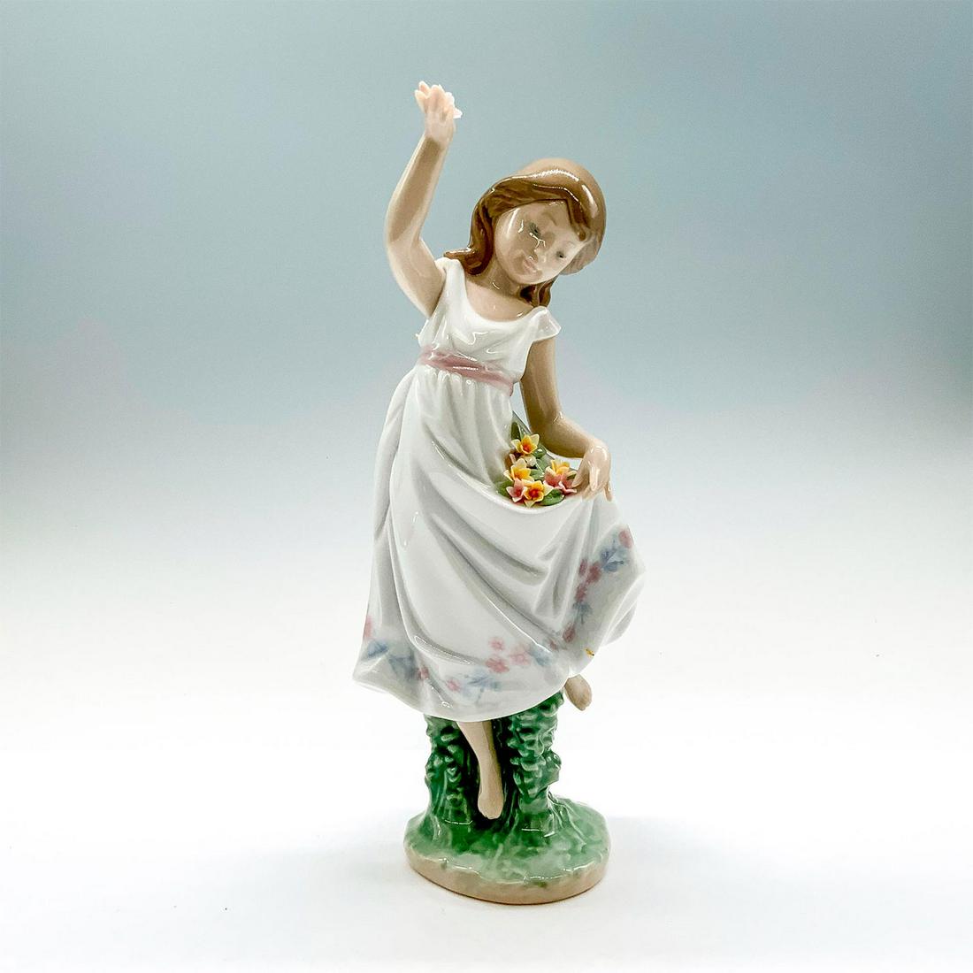 Garden Dance 1006580 - Lladro Porcelain Figurine: Glossy finish; Lladro backstamp. Artist: Jose Javier Malavia Issued: 1999 - 2000 Dimensions: 9"H x 4"W Manufacturer: Lladro Country of Origin: Spain