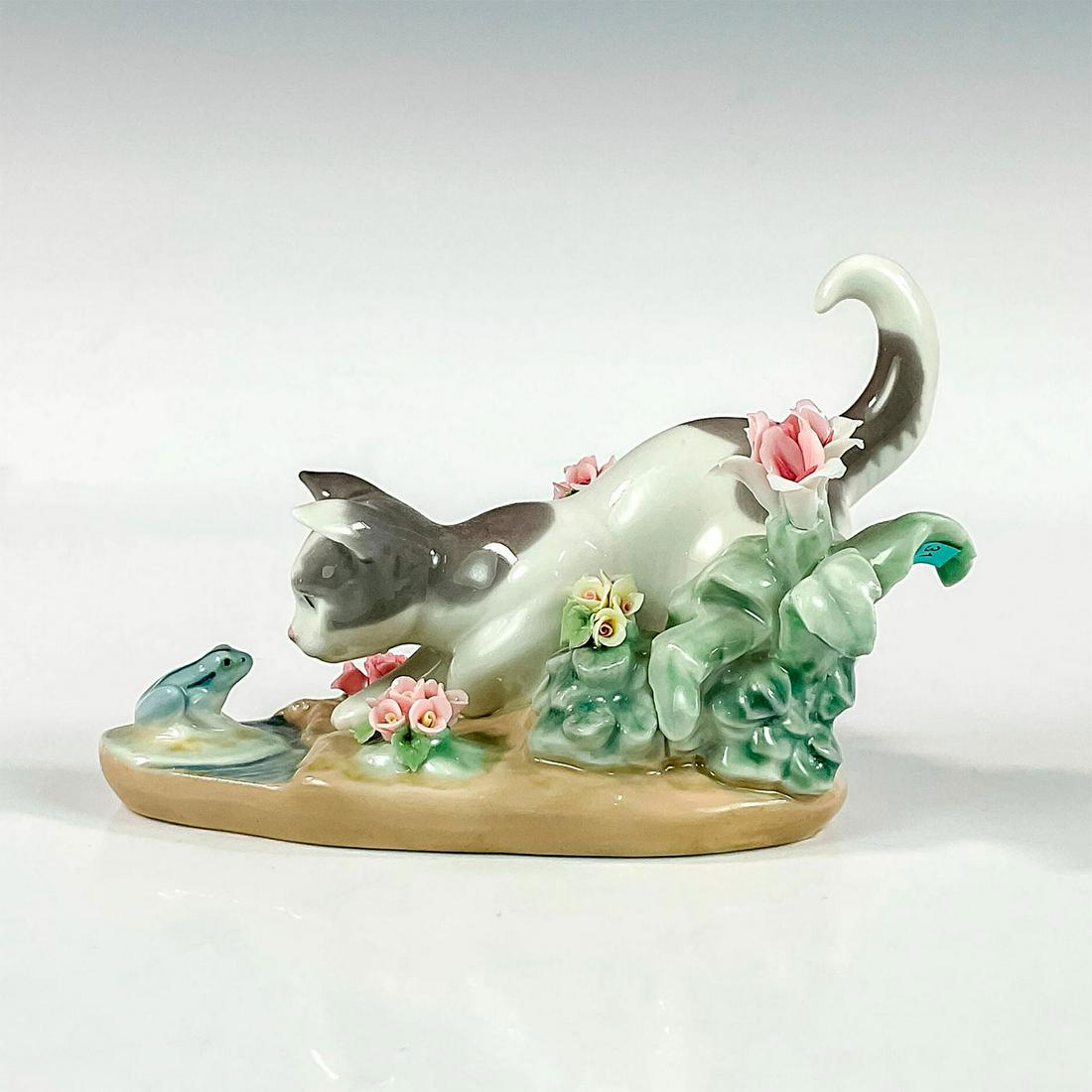 Kitty Confrontation 1001442 - Lladro Porcelain Figurine: Glossy finish; Lladro backstamp. Artist: Juan Huerta Issued: 1983 Dimensions: 3.5"H x 4.75"W Manufacturer: Lladro Country of Origin: Spain
