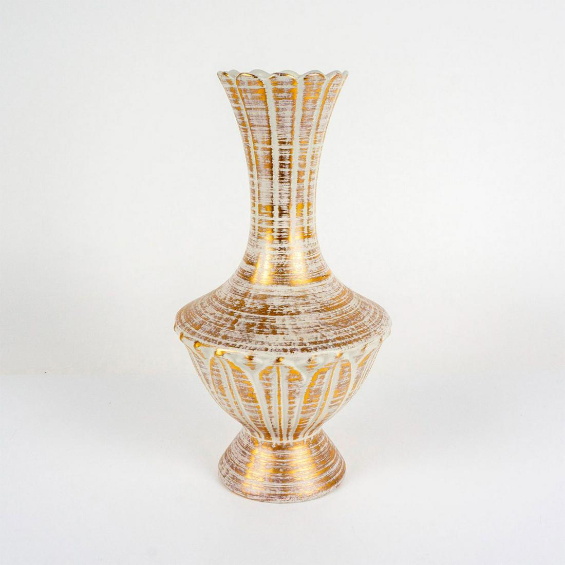 Royal Haeger Beautiful 22K Gold Tweed Vase 424: Gold and white finish with scalloped edges. Royal Haeger stamp on bottom. Dimensions: 7"dia. x 14"H Manufacturer: Royal Haeger Country of Origin: United States