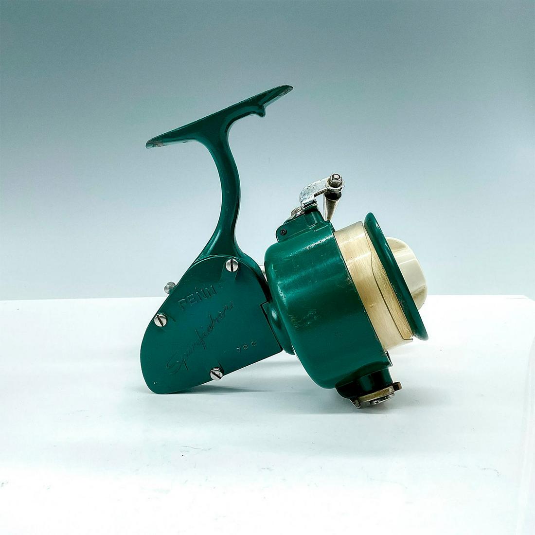 Vintage Penn 700 Greenie Spinfisher Spinning Reel (1 of 3)
