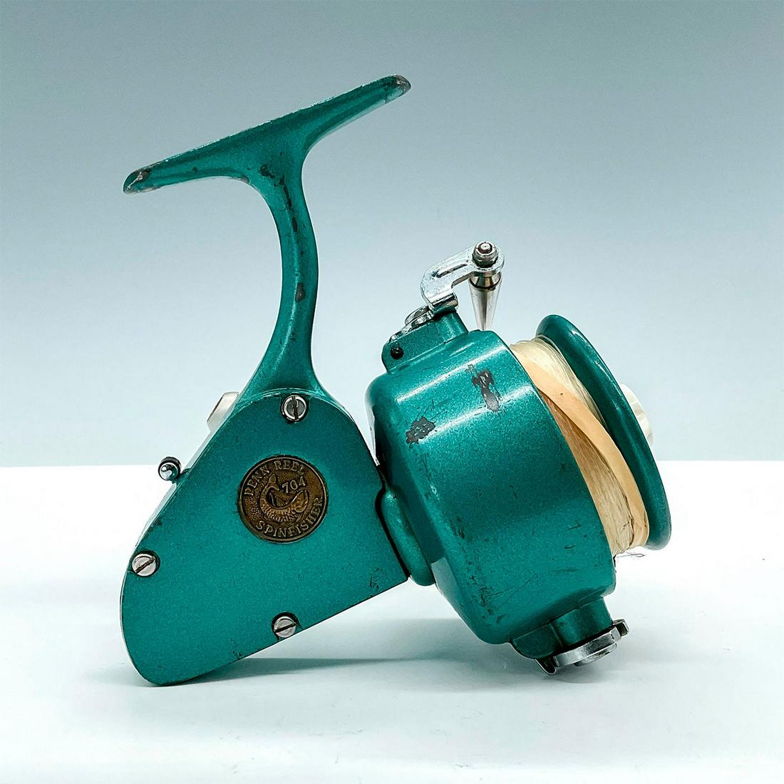 Vintage Penn 704 Greenie Spinfisher Spinning Reel (1 of 3)