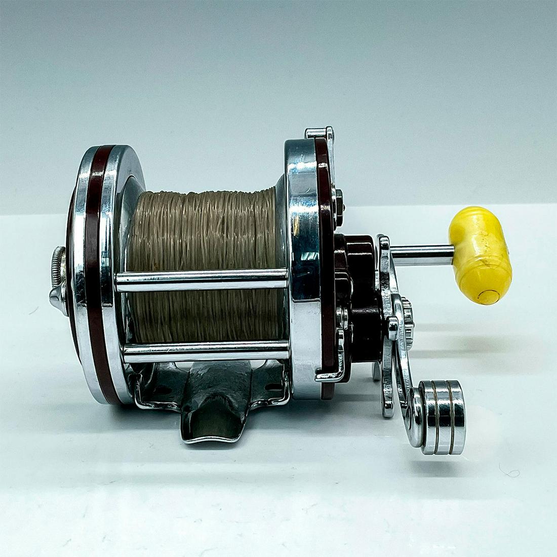 Vintage Penn Squidder Jr. No. 146 Casting Reel (1 of 4)