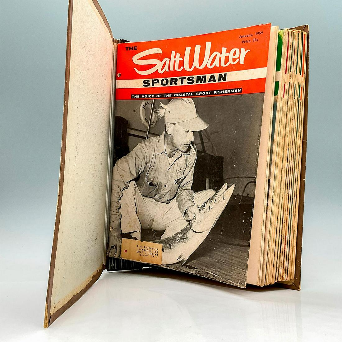 15pc Vintage Saltwater Sportsman Magazines 1959-1960: Great collection of vintage magazines collected in a magazine binder. Each magazine is complete with advertisements, articles, and photographs. This collection includes Jan-Dec of 1959 and Jan-Mar 196