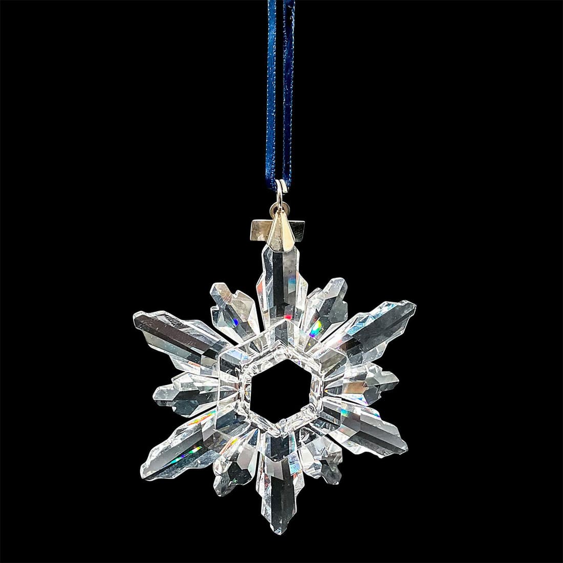 Swarovski Crystal Christmas Ornament 1998: Stunning star shaped clear cut crystal Christmas ornament. Swarovski etched mark. Issued: 1998 Dimensions: 3"L x 0.25"W x 3.25"H Manufacturer: Swarovski Country of Origin: Austria
