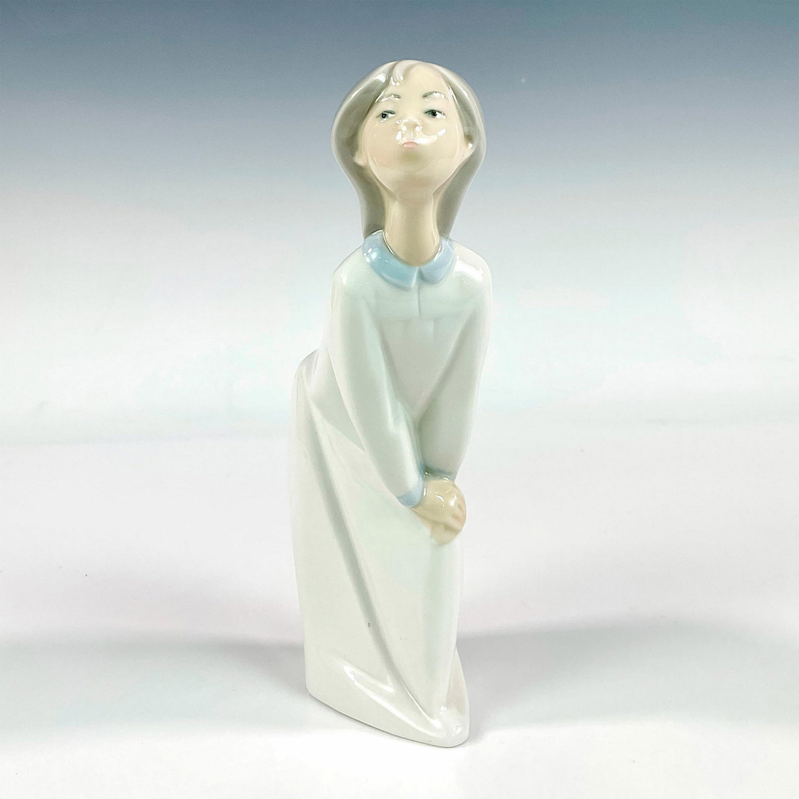 Girl Kissing 1004873 - Lladro Porcelain Figurine: Glossy finish; Lladro backstamp. Artist: Fulgencio Garcia Issued: 1974 - 1997 Dimensions: 7.5"H x 4.75"W Manufacturer: Lladro Country of Origin: Spain
