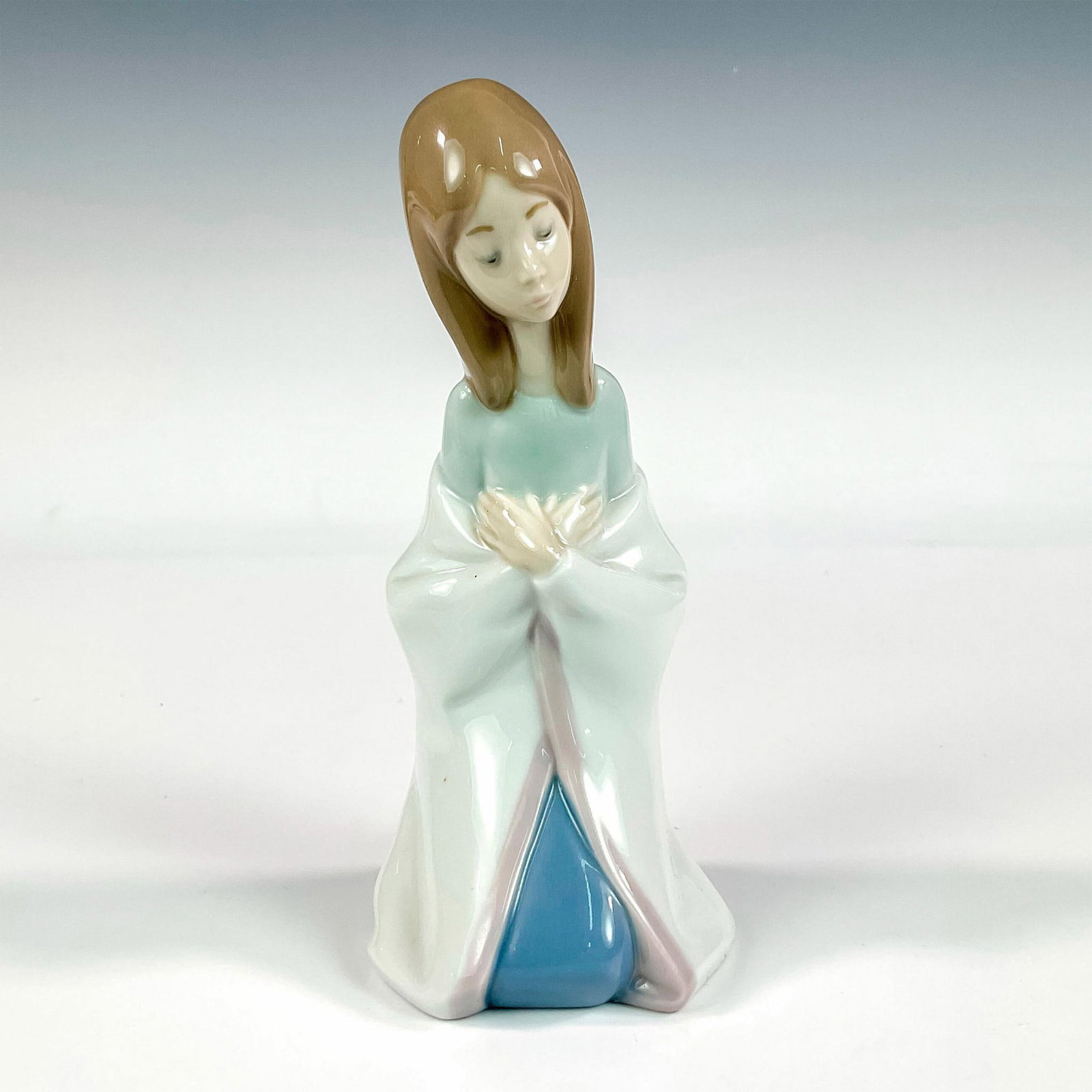 Mary 1004671 - Lladro Porcelain Figurine: Glossy finish; Lladro backstamp. Artist: Juan Huerta Issued: 1969 - 2001 Dimensions: 6"H x 2.75"W Manufacturer: Lladro Country of Origin: Spain