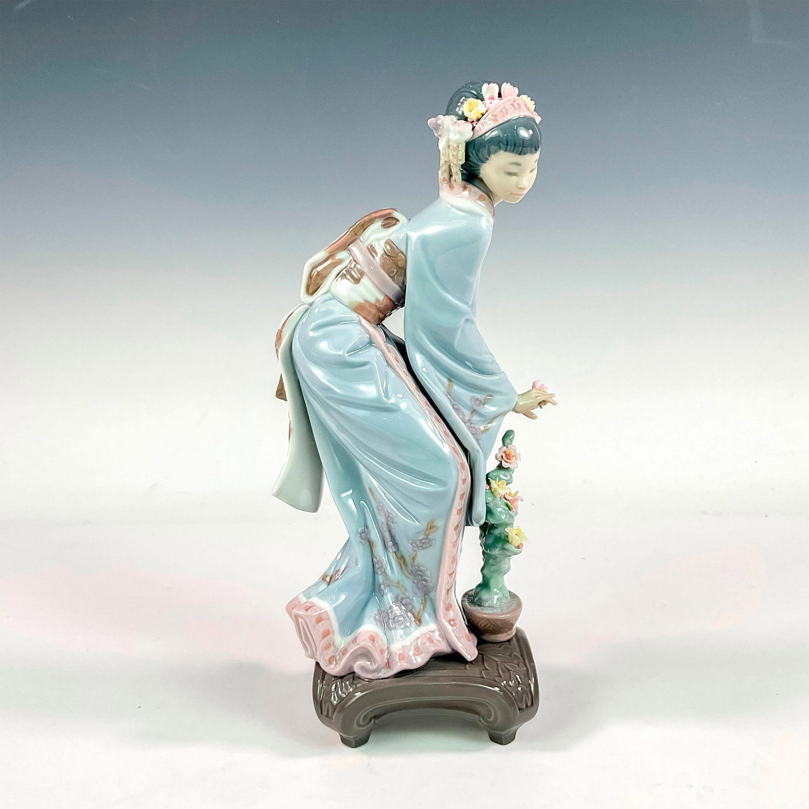 Mayumi 1001449 - Lladro Porcelain Figurine: Glossy finish; Lladro backstamp. Artist: Salvador Debon Issued: 1983 - 1998 Dimensions: 9.75"H x 4"W Manufacturer: Lladro Country of Origin: Spain