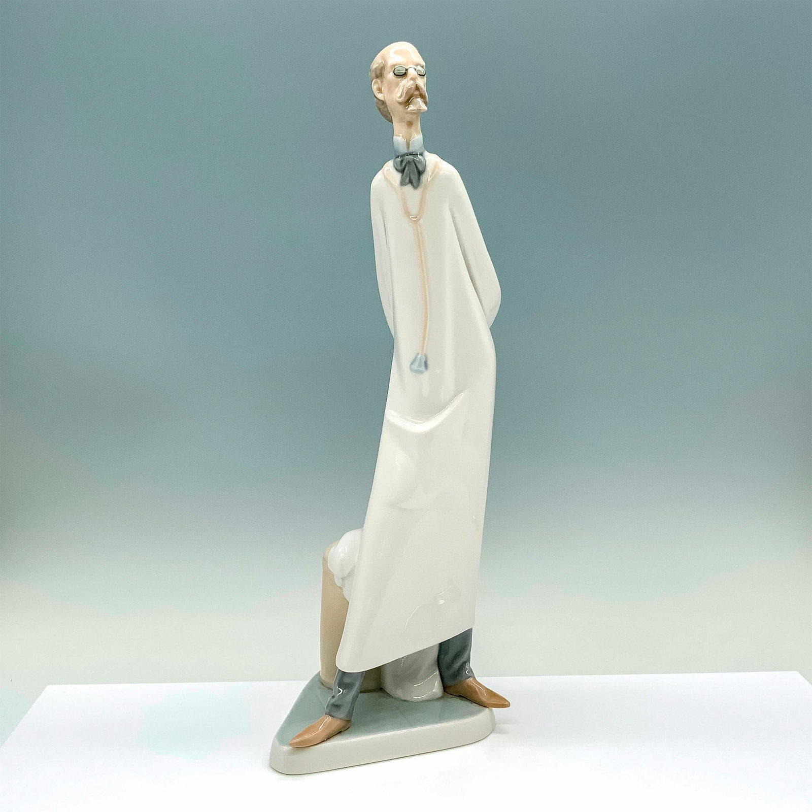 Professionals Doctor 1004602 - Lladro Porcelain Figurine: Glossy finish; Lladro backstamp. Artist: Salvador Furio Issued: 1970-2000 Dimensions: 5.25"L x 5"W x 14.25"H Manufacturer: Lladro Country of Origin: Spain