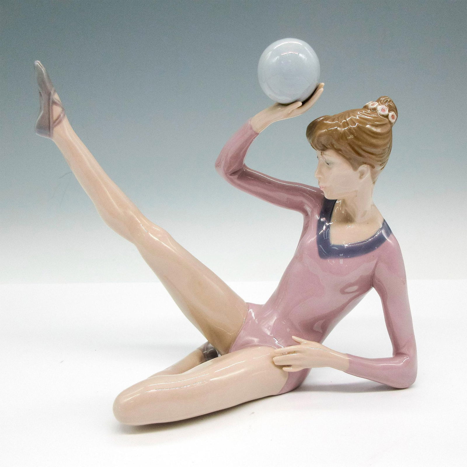 Lladro Porcelain Figurine, Gymnast Balancing Ball 1005332 (1 of 3)