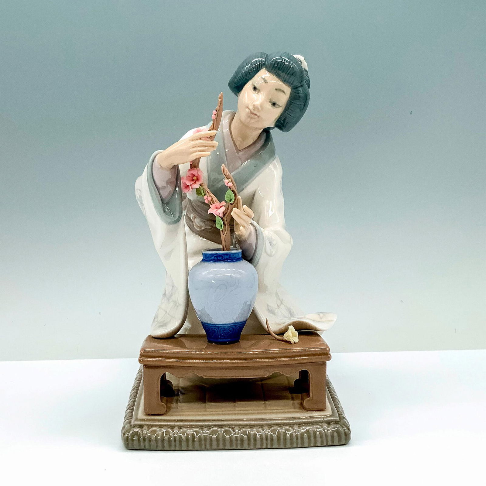 Lladro Porcelain Figurine, Oriental Girl 1004840 (1 of 3)