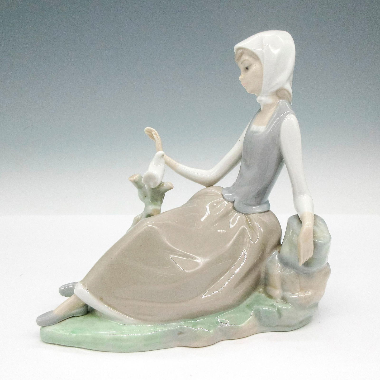 Lladro Porcelain Figurine, Shepherdess with Dove 1004660 (1 of 3)
