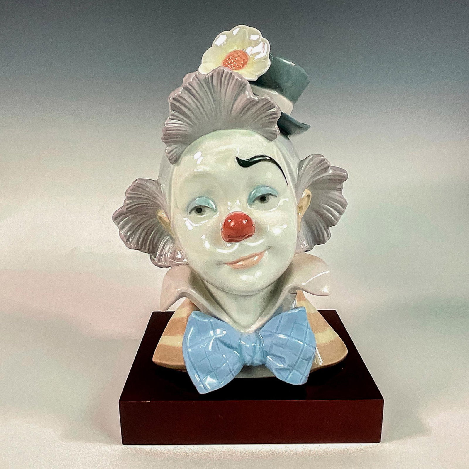 Star Struck 1005610 - Lladro Porcelain Figurine: Glossy finish; Lladro backstamp. Includes original box measuring 13"L x 9.25"W x 8"H. Includes base measuring 6.25"L x 5.25"W x 1.25"H. Artist: Jose Puche Issued: 1989 - 1997 Dimensions: 9.75"H x 6.25